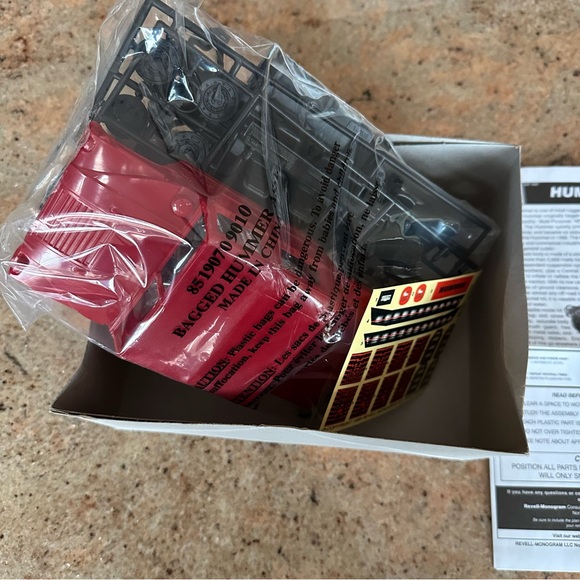 SnapTite Red Hummer Model Kit - Picture 2 of 8